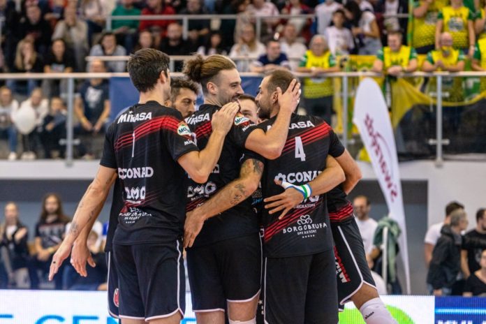 Da 0-2 a 3-2: Perugia batte Aluron nella semifinale del Memorial Gołaś Remuntada avvincente e vincente della Sir Safety Conad Perugia che, dopo un avvio sotto di due set, trova la reazione giusta e sconfigge al tie-break la formazione polacca dell’Aluron CMC Warta Zawiercie nella prima semifinale del 16° Memorial Arkadiusz Gołaś in corso di svolgimento a Poznan. Domani i Block Devils affronteranno nella finale della manifestazione la vincente della seconda semifinale tutta polacca tra il Group Azoty ZAKSA Kedzierzyn-Kozle ed il Projekt Warszawa. Parte dunque con il piede giusto la spedizione bianconera in terra polacca e primo sorriso in un test ufficiale per Nikola Grbic ed i suoi ragazzi. Avvio complicato per i bianconeri che mancano soprattutto in quei fondamentali di squadra giocoforza poco allenati dall’esiguo numero in palestra e le poche sedute tecniche tutti insieme. Con l’avanzare del match però Travica e compagni prendono ritmo e fiducia, cominciano a tessere buone trame di gioco e sfruttano la vena al servizio (9 ace alla fine) ed in attacco (47% complessivo, ma abbondantemente sopra il 50% dal terzo set in poi) dei propri frombolieri di palla alta. 18 punti a testa per Anderson (col 57% di efficacia) e Rychlicki, migliori realizzatori nella metà campo bianconera, ma eccellente è la prova di Solè (eletto Mvp del match) che mette a terra 16 palloni con anche 1 ace e 5 muri vincenti (degli 11 complessivi di squadra). In crescendo anche Plotnytskyi (13 punti con 3 ace ed il turno dai nove metri che nel terzo set capovolge la sfida), buona regia di Travica e solida prova di squadra in ricezione come confermano i numeri finali (62% di positiva). CRONACA Grbic parte con Travica e Rychlicki in diagonale, Solè in coppia con Mengozzi al centro, Anderson e Plotnytskyi in posto quattro e Colaci libero. L’Alurec si dimostra più avanti in quanto a gioco di squadra e scappa subito (10-16). I bianconeri organizzano meglio la fase di primo attacco, ma non riescono a far male col servizio (6 errori a fronte di 0 ace nel set) ed il primo parziale termina 19-25. Stesso canovaccio nel secondo set con Grbic che conferma i sette della prima frazione. Il gioco d’attacco bianconero fatica ad andare a segno (29% alla fine nel parziale) con l’Aluron, trascinato dagli attacchi di Konarski e Orczyk, che prende margine (12-16). La reazione perugina arriva con i turni al servizio di Anderson e Rychlicki ed i ragazzi di Grbic si portano fino al -1 (20-21). Lo sprint decisivo è pero ancora dell’Aluron che alza il muro (4 nel set) e chiude 20-25.    Reazione dei Block Devils nel terzo set sempre in campo con la stessa formazione. Dopo un avvio ancora con l’Aluron avanti (6-8), un super Plotnytskyi piazza il turno al servizio che capovolge il parziale (16-11 con 3 ace, 7 i punti totali dell’ucraino nel set). Anderson di banda e Solè al centro mantengono le distanze (4 punti a testa nel set per l’americano e l’argentino) e Perugia accorcia le distanze (25-21).   Rinfrancati dal parziale precedente, i Block Devils, con Piccinelli per Colaci, partono forte nel quarto set. Sale di giri l’attacco dei ragazzi di Grbic con Anderson e Rychlicki (7 punti a testa nel set, entrambi con percentuali sopra il 70%) a fare la parte del leone e con Travica supportato da un’ottima ricezione. A metà set Perugia crea la spaccatura (16-12) e non si volta più fino al 25esimo punto portando il match al tie break (25-16). Parte forte l’Aluron nel quinto e scappa subito 1-4. Perugia si tira su le maniche, ricuce il gap a quota 7 e piazza un break di due punti sul 10-8. Break che alla fine risulta decisivo con le due formazioni che sono infallibili in fase di primo attacco fino al 15-13 che consegna ai Block Devils la finale. INTERVISTE Sebastian Solè, centrale della Sir Safety Conad Perugia: “È stata una partita intensa e lunga, un po’ come mi aspettavo. Avevamo pochi allenamenti insieme, ci mancava ritmo ed all’inizio infatti abbiamo fatto fatica. Poi strada facendo siamo entrati in partita mettendo in mostra anche delle belle giocate. Il nostro obiettivo era vincere perché farlo aiuta sempre e sono contento per la squadra. Siamo in un periodo di grande carico quindi c’è un po’ di stanchezza, ma abbiamo dato tutto quello che avevamo. Ci manca ancora tanto lavoro da fare ovviamente, ma abbiamo tempo e sono contento perché tutti hanno fatto il massimo. L’ambiente al palazzetto? C’era tanto pubblico, per me personalmente era la prima volta dopo tanto tempo ed è stato molto bello perché c’è più spettacolo ed anche chi gioca ha più carica. Spero che anche al PalaBarton ci possa essere un buon pubblico a poter entrare perché la gente ha voglia di tornare al palazzetto a tifare”. SIR SAFETY CONAD PERUGIA - ALURON CMC WARTA ZAWIERCIE 3-2 Set: 19-25, 20-25, 25-21, 25-16, 15-13 SIR SAFETY CONAD PERUGIA: Travica 3, Rychlicki 18, Mengozzi 6, Solè 16, Anderson 18, Plotnytskyi 13, Colaci (libero), Ter Horst, Piccinelli. N.e.: Ricci, Dardzans, Russo. All.: Grbic ALURON CMC WARTA ZAWIERCIE: Cavanna 3, Konarski 19, Zniszczol 8, Szalacha 8, Conte 12, Orczyk 14, Zuker (libero), Malinowski 4, Tavares, Depowski 1, Niemiec. N.e.: Makos (libero), Rajsner, Baranek. All.: Kolakovic Perugia: 19 b.s., 9 ace, 62% ric. pos., 43% ric. prf., 47% att., 11 muri Zawiercie: 20 b.s., 7 ace, 48% ric. pos., 25% ric. prf., 44% att., 10 muri