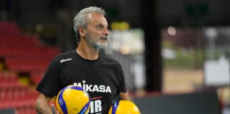 Gli 'scout' di Perugia fanno il punto della situazione Volge al termine anche la terza settimana di preparazione della Sir Safety Conad Perugia. Ultime fatiche per i Block Devils oggi con una doppia seduta di lavoro, poi 48 ore di riposo e recupero psicofisico per i ragazzi di Nikola Grbic che torneranno al PalaBarton lunedì mattina per un nuovo mini ciclo di attività. Saranno 48 ore che invece sfrutterà lo staff tecnico bianconero, ognuno per il suo settore specifico, per verificare la bontà del lavoro svolto e per pianificare quello futuro. Così faranno, per quello che riguarda le statistiche di natura strettamente tecnica, i due addetti alle rilevazioni numeriche in casa bianconera. I famosi scout, figure sempre più importanti in uno staff tecnico di alto livello. Due figure che a Perugia, da quando la Sir è sbarcata in serie A2 nella stagione 2010-2011, hanno due soli nomi e due soli cognomi, in rigoroso ordine di età: Gianluca Carloncelli e Francesco Monopoli. Dodicesima stagione per entrambi con i Block Devils, sempre insieme, uno accanto all’altro, a bordo campo ed al seguito dei ragazzi per rilevare in tempo reale ogni tipo di statistica sia in partita che in allenamento utile per agevolare il lavoro dei tecnici. Due grandi amici che proseguono la loro collaborazione con la Sir confermatissimi anche quest’anno nello staff di Nikola Grbic. “E con motivazioni sempre alte - dice Carloncelli - Anzi, sempre più alte perché la nostra è una società che punta sempre al vertice e che ti dà la possibilità di lavorare e di divertirti ai massimi livelli. È importante e personalmente bello poter lavorare e vivere questa situazione ed è anche facile avere motivazioni e stimoli in un ambiente del genere. Come è cambiato negli anni il nostro ruolo? Beh, la tecnologia si è evoluta ed il vantaggio immediato che abbiamo avuto è nei tempi di lavoro. Diversi anni fa per scoutizzare una partita si utilizzavano i videoregistratori e per fare un montaggio o uno studio occorrevano ore ed ore. Adesso invece si scoutizza un match ed in pochi minuti si ha già l’informazione importante da fornire all’allenatore in partita o per migliorare l’allenamento a tutto vantaggio della squadra”. Sia Gianluca che Francesco hanno già avuto modo di lavorare con Nikola Grbic nella stagione 2014-2015, quella dell’esordio in panchina del tecnico serbo proprio a Perugia. “E Nikola è tornato, come è normale che sia, molto più maturo rispetto al suo primo anno da allenatore - spiega Monopoli - Era già allora un tecnico esigente e molto motivato, adesso lo è ancora di più. I risultati parlano per lui, è un allenatore che siamo fortunati ad avere qui. Le difficoltà del nostro ruolo? La pallavolo è un gioco veloce, lo scout live ci porta entrambi, a me per degli aspetti ed a Gianluca per altri, a dover essere estremamente attenti e precisi per mandare prima possibile in panchina i dati numerici al tecnico per poterlo aiutare durante il match nella maniera migliore possibile”.