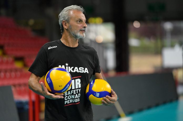 Gianluca CARLONCELLI Gli 'scout' di Perugia fanno il punto della situazione Volge al termine anche la terza settimana di preparazione della Sir Safety Conad Perugia. Ultime fatiche per i Block Devils oggi con una doppia seduta di lavoro, poi 48 ore di riposo e recupero psicofisico per i ragazzi di Nikola Grbic che torneranno al PalaBarton lunedì mattina per un nuovo mini ciclo di attività. Saranno 48 ore che invece sfrutterà lo staff tecnico bianconero, ognuno per il suo settore specifico, per verificare la bontà del lavoro svolto e per pianificare quello futuro. Così faranno, per quello che riguarda le statistiche di natura strettamente tecnica, i due addetti alle rilevazioni numeriche in casa bianconera. I famosi scout, figure sempre più importanti in uno staff tecnico di alto livello. Due figure che a Perugia, da quando la Sir è sbarcata in serie A2 nella stagione 2010-2011, hanno due soli nomi e due soli cognomi, in rigoroso ordine di età: Gianluca Carloncelli e Francesco Monopoli. Dodicesima stagione per entrambi con i Block Devils, sempre insieme, uno accanto all’altro, a bordo campo ed al seguito dei ragazzi per rilevare in tempo reale ogni tipo di statistica sia in partita che in allenamento utile per agevolare il lavoro dei tecnici. Due grandi amici che proseguono la loro collaborazione con la Sir confermatissimi anche quest’anno nello staff di Nikola Grbic. “E con motivazioni sempre alte - dice Carloncelli - Anzi, sempre più alte perché la nostra è una società che punta sempre al vertice e che ti dà la possibilità di lavorare e di divertirti ai massimi livelli. È importante e personalmente bello poter lavorare e vivere questa situazione ed è anche facile avere motivazioni e stimoli in un ambiente del genere. Come è cambiato negli anni il nostro ruolo? Beh, la tecnologia si è evoluta ed il vantaggio immediato che abbiamo avuto è nei tempi di lavoro. Diversi anni fa per scoutizzare una partita si utilizzavano i videoregistratori e per fare un montaggio o uno studio occorrevano ore ed ore. Adesso invece si scoutizza un match ed in pochi minuti si ha già l’informazione importante da fornire all’allenatore in partita o per migliorare l’allenamento a tutto vantaggio della squadra”. Sia Gianluca che Francesco hanno già avuto modo di lavorare con Nikola Grbic nella stagione 2014-2015, quella dell’esordio in panchina del tecnico serbo proprio a Perugia. “E Nikola è tornato, come è normale che sia, molto più maturo rispetto al suo primo anno da allenatore - spiega Monopoli - Era già allora un tecnico esigente e molto motivato, adesso lo è ancora di più. I risultati parlano per lui, è un allenatore che siamo fortunati ad avere qui. Le difficoltà del nostro ruolo? La pallavolo è un gioco veloce, lo scout live ci porta entrambi, a me per degli aspetti ed a Gianluca per altri, a dover essere estremamente attenti e precisi per mandare prima possibile in panchina i dati numerici al tecnico per poterlo aiutare durante il match nella maniera migliore possibile”.