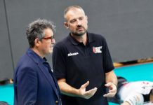"Chiarire con allenatore e squadra il perché di questa disgregazione" è quanto ha dichiarato Gino Sirci sempre disponibile e attento al nostro ruolo di giornalisti, che in mattinata risponde alla mia telefonata."Dobbiamo trovare le responsabilità e le cause di questo peggioramento di finale stagione - prosegue Sirci - per dare un futuro migliore a questa società. Civitanova si è dimostrata superiore a noi, hanno vinto meritatamente questo scudetto, ma noi andiamo avanti sperando di rifarci". A pallavolo vince chi sbaglia meno e la Sir Safety Conad Perugia di errori grossolani, in gara 5, ne ha fatti tanti. Stanca sulle gambe e scarica, lascia spazio a una grintosissima Civitanova che mostra tutto il suo valore con Simon nella veste di trascinatore e poi lo Zaytzev che non ti aspetti, preciso in battuta e attacco. Nel finale di stagione la squadra di Grbic raccoglie poco, ma facciamo un passo indietro: la Sir esce dalla Supercoppa, vince la Coppa Italia, esce dalla Champions, domina la Regular Season (staccando di 11 punti proprio i cucinieri) e perde lo scudetto. Certo, parliamo sempre di una grande squadra, ma la partita di mercoledì sera è la fotocopia di quella dello scorso anno, dove la Sir ha perso lo scudetto sotto le bordate di Rychlicki che poi arriva a Perugia ma in finale si spegne e finisce panchina.Ecco,  "panchina", forse la questione è tutta qui: avere una panchina lunga serve per allenarsi ad alti livelli, ma direi che serve anche in partita. Grbic sceglie di far giocare sempre lo stesso sestetto, questo dall'inizio del campionato, nonostante la panchina della Sir sarebbe stata una squadra in grado di entrare nei play off.  Leon, Anderson, Colaci, Rychlicki e Giannelli, assaggiando un po' di panchina, avrebbero potuto rigenerarsi oppure recuperare un po' di mordente? Forse. Ormai il "dado è tratto". La società dovrà riflettere profondamente, Perugia resta una piazza da pallavolo esigente e pronta a riprendere a sperare nella prossima stagione. Grazie ai Sirmaniaci per i loro striscioni, simpatici, attenti e irriverenti. Ve ne propongo uno: "nei giorni belli e nei giorni tristi, non si molla mai".Donatella Binaglia 