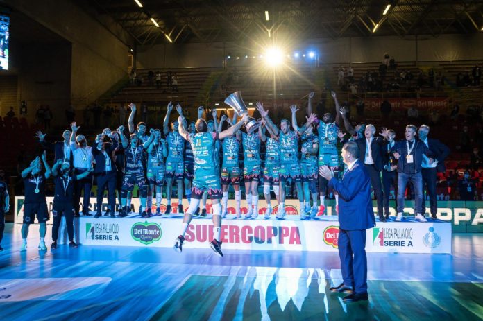 esultanza sul podio con la coppa