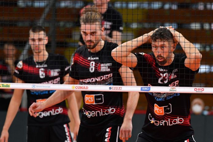 Simone GIANNELLI, Kamil RYCHLICKI, Stefano MENGOZZI, sotto rete Nella settimana che porta al via del campionato, i Block Devils affrontano un test in casa della Lube