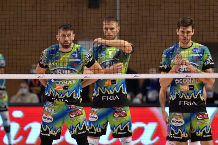 Stefano MENGOZZI, Thijs TER HORST, Matthew ANDERSON, sotto rete Dopo Rychlicki anche Anderson e Mengozzi hanno contratto il Covid-19