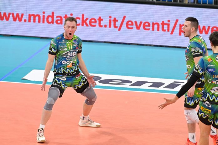 l'esultanza di Oleh PLOTNYTSKYI dopo l'ace che ha chiuso il secondo set. Lo schiacciatore ucraino rinnova il contratto con Perugia fino al 2024