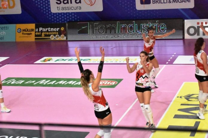 http://www.volleyumbria.it/index.php/2t-sport-ancora-al-fianco-di-pallavolo-perugia/