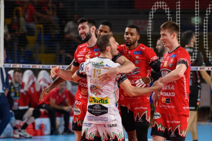 abbraccio Il centrale di Perugia introduce la prima sfida del mondiale per club