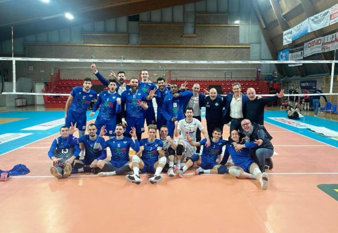 L'Ermgroup trova un importante successo in rimonta in quattro set. Coach Bartolini: 