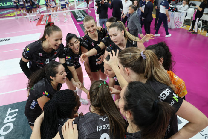 festa finale bartoccini Le ragazze di Bertini in campo domenica sera al PalaBarton contro Vallefoglia. Servono punti salvezza con Pinerolo negli specchietti