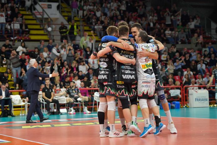 abbraccio La Sir fatica nei primi due set, poi va sul velluto e stende Milano per 3-1. Nella serie è 2-1 per i Block Devils
