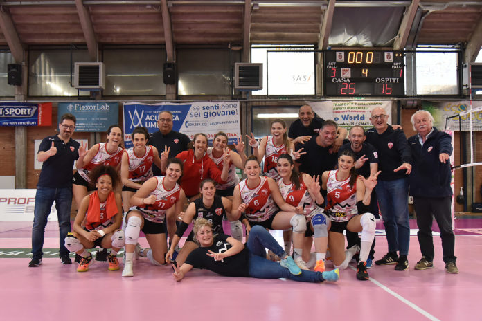 Terzo successo consecutivo per le biancorosse che perdono il primo set ma poi rimontano alla grande. Traballi mvp, coach Marangi: “Ragazze eccezionali durante tutto l’anno”