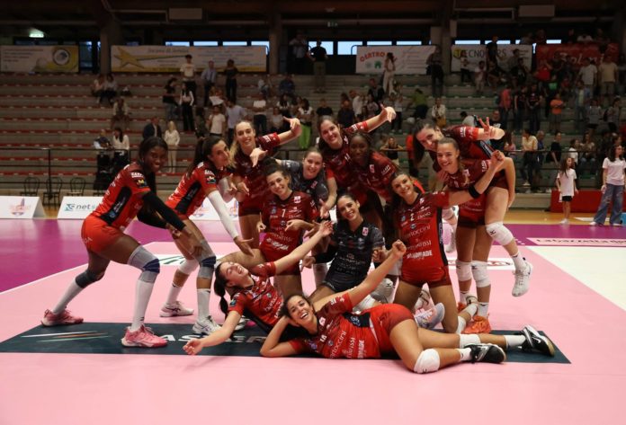 bartoccini festa 2 Prova di forza delle Black Angels che nel terzo set recuperano uno svantaggio di 7 punti grazie anche a una strepitosa Kosareva. Coach Giovi: