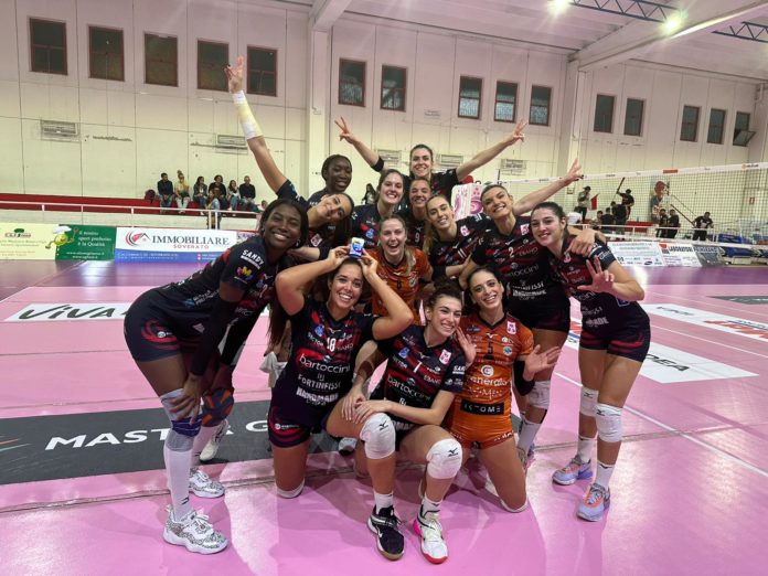 Bartoccini Fortinfissi Perugia festa finale Perugia difende e spinge al servizio, locali k.o. in un'ora e un quarto di gioco. Traballi MVP. Coach Giovi: