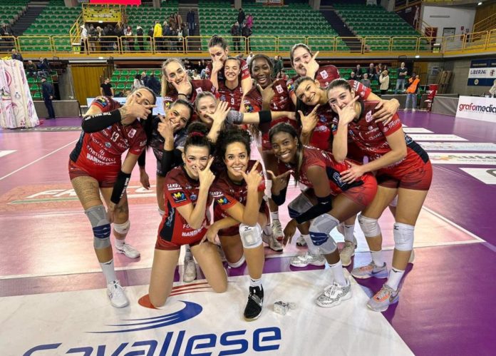 Festa finale Bartoccini Decima vittoria in campionato per le Black Angels che mantengono vetta e imbattibilità. L'MVP Traballi: «Successo voluto ad ogni costo»