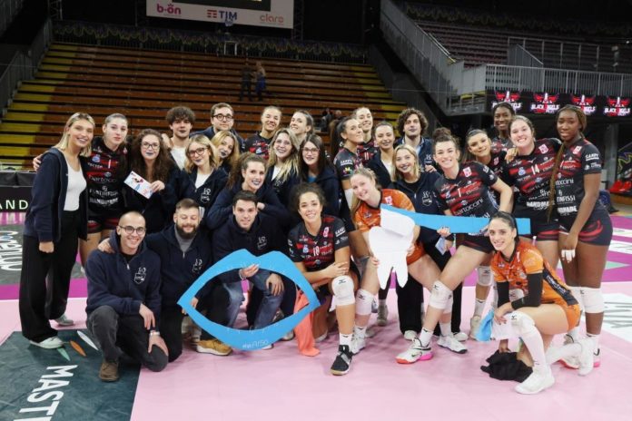 foto di gruppo bartoccini 4 gare su 6 si svolgeranno al Palabarton, a partire da quella con Bologna. La centrale 2005 Atamah: «Bellissimo giocare in un palazzetto così»