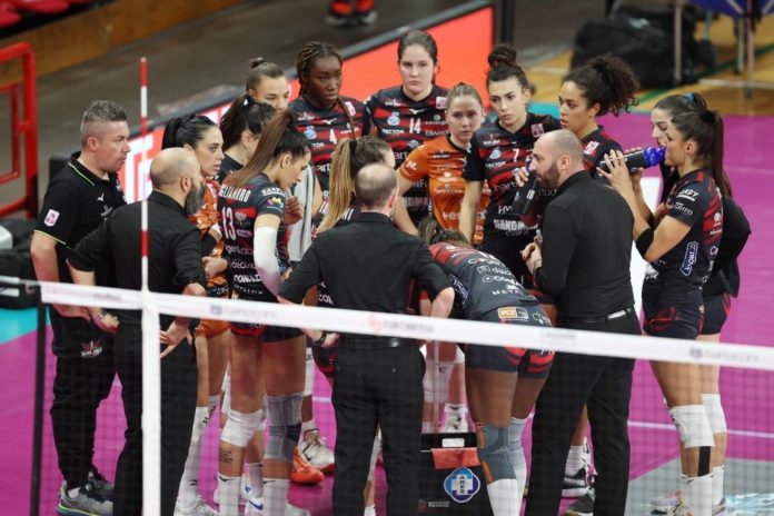 time out bartoccini Sfida a Malik e compagne al PalaGeorge. Braida: «Pensare partita per partita e niente cali di tensione». Minuto di rumore e scarpette rosse a inizio gara contro la violenza sulle donne. Definito il tabellone della Coppa Italia