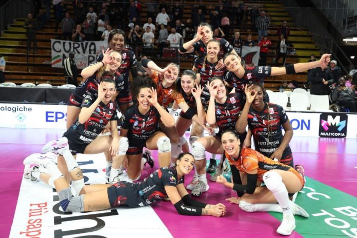 Bartoccini_Bologna (6) Black Angels ok nei primi due set, poi le emiliane riaprono la sfida. Quarto parziale decisivo. Sirressi: «Vissute fasi di difficoltà, ma arrivano lo stesso 3 punti importanti»
