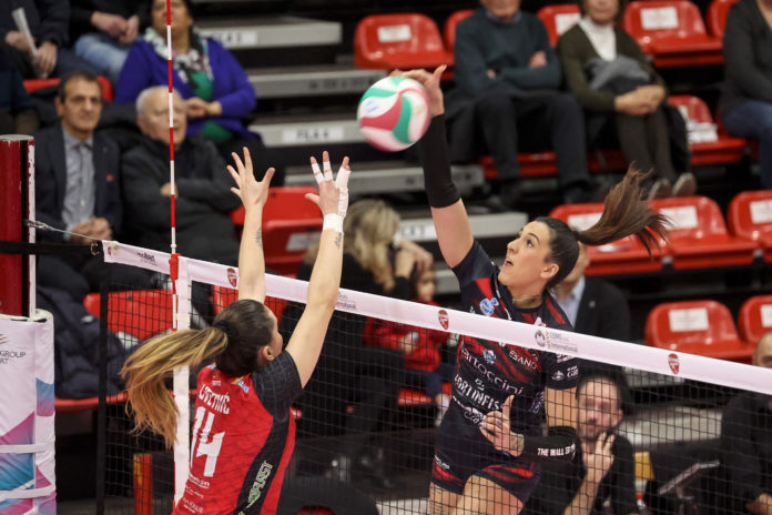 Futura Volley Giovani Busto Arsizio x Bartoccini Fortinfissi Per Una Busto Arsizio trascinata da una super Zanette infligge il primo k.o. stagionale alle Black Angels che subiscono il sorpasso delle lombarde in classifica. Traballi: «Decisivi fattore campo e servizio»