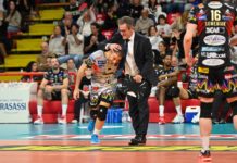 Il tecnico della Sir introduce la sfida di campionato con Civitanova Antivigilia di campionato per la Sir Susa Vim Perugia che attende domenica al PalaBarton la Cucine Lube Civitanova per la terza di ritorno di Superlega. Serrano i ranghi i Block Devils a Pian di Massiano. Squadra in sala pesi stamattina per un lavoro fisico agli ordini del preparatore atletico Carotti, nel pomeriggio allenamento tecnico sotto le direttive di coach Lorenzetti e dei suoi assistenti Giaccardi e Piacentini per mettere a punto le alchimie di ordine tattico in vista del match. Domani pomeriggio e domenica mattina le ultime rifiniture prima della partita. È proprio Angelo Lorenzetti a presentare il big match di domenica con la Lube: "Le prime due partite di questa stagione contro Civitanova sono state due battaglie. Penso e spero che la terza di domenica sia in linea con le precedenti. Affrontiamo una squadra ed una società con grande tradizione e grande mentalità, dobbiamo prepararci per cercare di stare in campo punto a punto e di sfruttare le occasioni quando e se ci saranno. La Lube è un avversario forte, profondo e creativo nelle soluzioni. È una caratteristica che gli ha consentito anche lo scorso anno di arrivare in fondo, una loro qualità che sappiamo di dover rispettare e con la quale ci vogliamo confrontare con grande aggressività per giocare una partita che sarà dura e che, come tutte le volte, vogliamo provare a vincere. La battuta sarà un fondamentale importante, sappiamo che Civitanova ha una linea di ricezione buona con due eccellenze come Ivan (Zaytsev, ndr) e Balaso e quindi non puoi pensare di staccare sempre la palla o di fare sempre dei break al servizio. Bisognerà stare lì, consci che con un palleggiatore come De Cecco le occasioni di fare break saranno pochissime e quelle che arriveranno dovremo concretizzarle". Il tecnico bianconero, dopo un periodo molto intenso, ha potuto finalmente avere a disposizione una settimana intera di lavoro con la squadra. "Veniamo da una settimana dove abbiamo cercato di alzare il volume. Come sempre accade, per noi allenatori le cose potrebbero sempre andare meglio, ma è stata la prima settimana completa da un po' e cercheremo anche nelle prossime settimane piene di portare a casa sempre qualcosa in più". Domenica sarà la terza di fila in questo inizio di 2024 al PalaBarton. "Dove fino ad ora - conclude Lorenzetti - la presenza del pubblico è stata una costante, lo dicono anche le statistiche da quasi primi in classifica e il merito va a chi organizza ed a chi viene. La vicinanza della gente la abbiamo avuta in tutte le partite, anche nei momenti non facili e nei quali non abbiamo espresso una bellissima pallavolo l'apporto dei tifosi è stato sempre importante. Giocare in casa non è garanzia di vittoria, ma certamente è più bello e qui al PalaBarton è proprio bello".