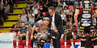 Il tecnico della Sir introduce la sfida di campionato con Civitanova Antivigilia di campionato per la Sir Susa Vim Perugia che attende domenica al PalaBarton la Cucine Lube Civitanova per la terza di ritorno di Superlega. Serrano i ranghi i Block Devils a Pian di Massiano. Squadra in sala pesi stamattina per un lavoro fisico agli ordini del preparatore atletico Carotti, nel pomeriggio allenamento tecnico sotto le direttive di coach Lorenzetti e dei suoi assistenti Giaccardi e Piacentini per mettere a punto le alchimie di ordine tattico in vista del match. Domani pomeriggio e domenica mattina le ultime rifiniture prima della partita. È proprio Angelo Lorenzetti a presentare il big match di domenica con la Lube: "Le prime due partite di questa stagione contro Civitanova sono state due battaglie. Penso e spero che la terza di domenica sia in linea con le precedenti. Affrontiamo una squadra ed una società con grande tradizione e grande mentalità, dobbiamo prepararci per cercare di stare in campo punto a punto e di sfruttare le occasioni quando e se ci saranno. La Lube è un avversario forte, profondo e creativo nelle soluzioni. È una caratteristica che gli ha consentito anche lo scorso anno di arrivare in fondo, una loro qualità che sappiamo di dover rispettare e con la quale ci vogliamo confrontare con grande aggressività per giocare una partita che sarà dura e che, come tutte le volte, vogliamo provare a vincere. La battuta sarà un fondamentale importante, sappiamo che Civitanova ha una linea di ricezione buona con due eccellenze come Ivan (Zaytsev, ndr) e Balaso e quindi non puoi pensare di staccare sempre la palla o di fare sempre dei break al servizio. Bisognerà stare lì, consci che con un palleggiatore come De Cecco le occasioni di fare break saranno pochissime e quelle che arriveranno dovremo concretizzarle". Il tecnico bianconero, dopo un periodo molto intenso, ha potuto finalmente avere a disposizione una settimana intera di lavoro con la squadra. "Veniamo da una settimana dove abbiamo cercato di alzare il volume. Come sempre accade, per noi allenatori le cose potrebbero sempre andare meglio, ma è stata la prima settimana completa da un po' e cercheremo anche nelle prossime settimane piene di portare a casa sempre qualcosa in più". Domenica sarà la terza di fila in questo inizio di 2024 al PalaBarton. "Dove fino ad ora - conclude Lorenzetti - la presenza del pubblico è stata una costante, lo dicono anche le statistiche da quasi primi in classifica e il merito va a chi organizza ed a chi viene. La vicinanza della gente la abbiamo avuta in tutte le partite, anche nei momenti non facili e nei quali non abbiamo espresso una bellissima pallavolo l'apporto dei tifosi è stato sempre importante. Giocare in casa non è garanzia di vittoria, ma certamente è più bello e qui al PalaBarton è proprio bello".