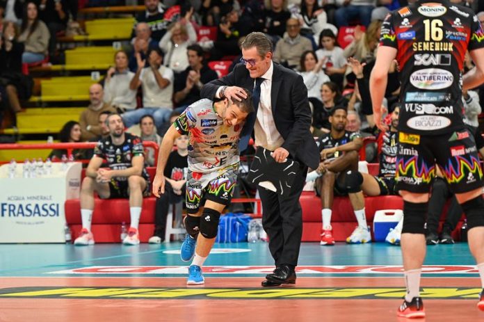 lorenzetti colaci sir Il tecnico della Sir introduce la sfida di campionato con Civitanova Antivigilia di campionato per la Sir Susa Vim Perugia che attende domenica al PalaBarton la Cucine Lube Civitanova per la terza di ritorno di Superlega. Serrano i ranghi i Block Devils a Pian di Massiano. Squadra in sala pesi stamattina per un lavoro fisico agli ordini del preparatore atletico Carotti, nel pomeriggio allenamento tecnico sotto le direttive di coach Lorenzetti e dei suoi assistenti Giaccardi e Piacentini per mettere a punto le alchimie di ordine tattico in vista del match. Domani pomeriggio e domenica mattina le ultime rifiniture prima della partita. È proprio Angelo Lorenzetti a presentare il big match di domenica con la Lube: