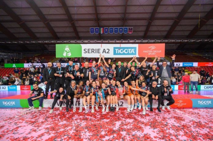 Bartoccini (12) Le Black Angels trionfano in tre set al Palabarton nell'ultima stagionale. Montano Mvp dell'anno, Sirressi alza la coppa. Il Presidente Bartoccini: