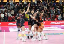 Black Angels ok in quattro set sulle venete. Mondovì manda al tappeto le bustocche (3-1) e ora il campionato si può chiudere a Cremona. Il Presidente Bartoccini: “Confido nel sostegno dei tifosi” Il pomeriggio perfetto. Se fosse un film potrebbe essere questo il titolo per la partita tra la Bartoccini Fortinfissi Perugia e la Ipag S.lle Ramonda Montecchio andata in scena al Palabarton domenica 10 marzo. Le Black Angels devono mettercela tutta per avere la meglio della formazione veneta e alla fine arriva un meritato successo per 3 a 1. Ma non è tutto, dal campo di Mondovì arrivano notizie bellissime per le Black Angels: le padrone di casa hanno la meglio in quattro set sulla inseguitrice Busto Arsizio. Tradotto in soldoni: Perugia torna a +7 sulle bustocche e dunque il primo match point per la promozione in A1 arriverà già nel prossimo turno di Pool promozione, quando le ragazze del Presidente Antonio Bartoccini saranno impegnate sul taraflex della Cremonaufficio Esperia Cremona domenica 17 marzo alle ore 17.00. Servirà una vittoria, non importa con quale punteggio, in Lombardia e si potrà già fare festa grossa. Ma andiamo per gradi. La Bartoccini Fortinfissi coglie questi 3 punti con Montecchio con i parziali di 26-24, 25-21, 22-25 e 25-19. La squadra allenata da coach Buonavita, nonostante sia ormai fuori dai giochi per i play-off, non ha regalato nulla e ha messo sotto pressione Sirressi & company. Primo set vinto ai vantaggi, poi ancora equilibrio nel secondo risolto in favore di Perugia principalmente per qualche imprecisione di troppo da parte della Ipag. Perugia può chiudere nel terzo, ma Montecchio rimonta e allunga riaprendo la contesa. Serve un quarto parziale di gioco, dove qui le Black Angels non fanno però prigionieri. Chiude una battuta di… Lillacci. È il servizio dell’unica perugina in rosa, che oggi non vestiva la maglia di libero, a mettere in crisi la ricezione ospite e a far scendere il sipario sul match. Insomma, come nelle favole. Mvp della sfida una Cogliandro che mette ben 17 punti a referto tra fast, primi tempi e muri. Straordinarie però tutte le ragazze che si aiutano a vicenda e si comportano da grande squadra quale sono. Non resta che darci appuntamento con la storia a Cremona. Nota finale per il pubblico, presente veramente in buonissimo numero presso l’impianto di Pian di Massiano: tifo indiavolato e poi festa finale con le Black Angels per il giro d’onore con la Coppa Italia conquistata a Trieste lo scorso 18 febbraio. CRONACA Montecchio parte forte e costringe la Bartoccini ad inseguire (4-8). La squadra di Giovi denuncia qualche difficoltà in difesa e in attacco non è così pungente. Bartolini e Kosareva provano a rialzare le Black Angels, ma è Traballi a prendere in mano le compagne. Montano con due ace e Cogliandro sotto rete portano avanti Perugia (16-12). Arciprete e Bellia tengono a galla Montecchio. Sirressi le prende tutte, Montecchio però non molla: si va ai vantaggi (24-24). Traballi non sbaglia, il vantaggio, un po’ sudato, è realtà. 26-24, chiude un attacco out delle ospiti. Nel secondo set Montecchio riparte forte e mette in difficoltà Perugia (4-8). Bellia e Arciprete sono le frecce nell’arco di coach Buonavita (ex 3M Perugia), anche se non sempre precise. Le Black Angels provano ad accorciare: Bartolini e Kosareva sembrano le più convinte. Lo diventa anche Traballi (16-14). Perugia prende fiducia e prova ad allungare, Montecchio tiene finché può (25-21). Il terzo set si apre, differentemente dai primi due, all’insegna dell’equilibrio. Montecchio resta un osso duro, ma la Bartoccini sembra aver preso le giuste misure (8-6). Sembra, perché Sirressi e compagne si spengono all’improvviso (12-14). Le ospiti prendono fiducia (14-17). Giovi richiama le sue e prova a dare la scossa: a muro Montecchio è insuperabile. Entra Messaggi e Perugia prova a destarsi. Cogliandro a rete fa valere la sua energia. Entrano Viscioni e Atamah: Perugia tenta la rimonta, che svanisce di fronte agli errori della stessa Viscioni e di Traballi (22-25). Nel quarto set Perugia reagisce subito e mette alle corde Montecchio (11-6). Montano è tornata ai livelli delle ultime partite e la Bartoccini prova a prendere il largo (18-11). Da Mondovì arrivano belle notizie: Busto è finita k.o. e la Bartoccini non si fa sfuggire l’occasione di portarsi a +7. La serie A1 è sempre più vicina (25-19). INTERVISTE Antonio Bartoccini, Presidente della Bartoccini Fortinfissi Perugia: “Abbiamo sofferto, ma quello che conta sono i tre punti e la possibilità di giocarci a Cremona l’obiettivo di stagione. Spero che tanti tifosi ci seguiranno e che riusciremo a centrare questa grande soddisfazione. Cerchiamo di preparaci al meglio”. Asia Cogliandro, centrale della Bartoccini Fortinfissi Perugia: “Sono felice della prestazione e del risultato. Ci aspetta una settimana da vivere intensamente per preparare al meglio una partita che aspettiamo da agosto. Conto sul supporto dei tifosi”. Benedetta Bartolini, centrale della Bartoccini Fortinfissi Perugia: “È stata una partita dura ma vinta con merito. La sconfitta di Busto ci mette nelle migliori condizioni per andarci a giocare la promozione a Cremona. Sarà una settimana ricca di emozioni, per una partita che prepareremo al meglio”. BARTOCCINI FORTINFISSI PERUGIA - IPAG S.LLE RAMONDA MONTECCHIO 3-1 Set: 26-24, 25-21, 22-25, 25-19 BARTOCCINI FORTINFISSI PERUGIA: Messaggi, Traballi 14, Atamah, Lillacci, Viscioni, Ricci 2, Braida, Bartolini 4, Montano 19, Cogliandro 17, Kosareva 14, Sirressi (L). N.e.: Turini. All.: Giovi. Ass.: Marangi IPAG S.LLE RAMONDA MONTECCHIO: Carraro 2, Gueli, Bellia 17, Arciprete 19, Botezat 19, Pandolfi 2, Caruso 10, Gabrielli 1, Mangani 3, Napodano (L). N.e.: Mazzon, Malvicini. All.: Buonavita. Ass.: Cella Arbitri: Riccardo Faia – Giorgia Adamo PERUGIA: b.s. 8, ace 5, ric. pos. 53 %, ric. prf. 26 %, att. 43 %, muri 9 MONTECCHIO: b.s. 13, ace 5, ric. pos. 52 %, ric. prf. 28 %, att. 39 %, muri 12 Durata set: 29’, 29’, 29’, 28’ MVP: Cogliandro (Bartoccini Fortinfissi Perugia)