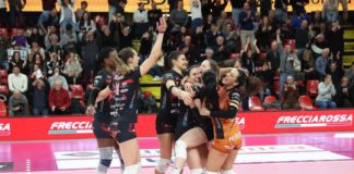 Black Angels ok in quattro set sulle venete. Mondovì manda al tappeto le bustocche (3-1) e ora il campionato si può chiudere a Cremona. Il Presidente Bartoccini: “Confido nel sostegno dei tifosi” Il pomeriggio perfetto. Se fosse un film potrebbe essere questo il titolo per la partita tra la Bartoccini Fortinfissi Perugia e la Ipag S.lle Ramonda Montecchio andata in scena al Palabarton domenica 10 marzo. Le Black Angels devono mettercela tutta per avere la meglio della formazione veneta e alla fine arriva un meritato successo per 3 a 1. Ma non è tutto, dal campo di Mondovì arrivano notizie bellissime per le Black Angels: le padrone di casa hanno la meglio in quattro set sulla inseguitrice Busto Arsizio. Tradotto in soldoni: Perugia torna a +7 sulle bustocche e dunque il primo match point per la promozione in A1 arriverà già nel prossimo turno di Pool promozione, quando le ragazze del Presidente Antonio Bartoccini saranno impegnate sul taraflex della Cremonaufficio Esperia Cremona domenica 17 marzo alle ore 17.00. Servirà una vittoria, non importa con quale punteggio, in Lombardia e si potrà già fare festa grossa. Ma andiamo per gradi. La Bartoccini Fortinfissi coglie questi 3 punti con Montecchio con i parziali di 26-24, 25-21, 22-25 e 25-19. La squadra allenata da coach Buonavita, nonostante sia ormai fuori dai giochi per i play-off, non ha regalato nulla e ha messo sotto pressione Sirressi & company. Primo set vinto ai vantaggi, poi ancora equilibrio nel secondo risolto in favore di Perugia principalmente per qualche imprecisione di troppo da parte della Ipag. Perugia può chiudere nel terzo, ma Montecchio rimonta e allunga riaprendo la contesa. Serve un quarto parziale di gioco, dove qui le Black Angels non fanno però prigionieri. Chiude una battuta di… Lillacci. È il servizio dell’unica perugina in rosa, che oggi non vestiva la maglia di libero, a mettere in crisi la ricezione ospite e a far scendere il sipario sul match. Insomma, come nelle favole. Mvp della sfida una Cogliandro che mette ben 17 punti a referto tra fast, primi tempi e muri. Straordinarie però tutte le ragazze che si aiutano a vicenda e si comportano da grande squadra quale sono. Non resta che darci appuntamento con la storia a Cremona. Nota finale per il pubblico, presente veramente in buonissimo numero presso l’impianto di Pian di Massiano: tifo indiavolato e poi festa finale con le Black Angels per il giro d’onore con la Coppa Italia conquistata a Trieste lo scorso 18 febbraio. CRONACA Montecchio parte forte e costringe la Bartoccini ad inseguire (4-8). La squadra di Giovi denuncia qualche difficoltà in difesa e in attacco non è così pungente. Bartolini e Kosareva provano a rialzare le Black Angels, ma è Traballi a prendere in mano le compagne. Montano con due ace e Cogliandro sotto rete portano avanti Perugia (16-12). Arciprete e Bellia tengono a galla Montecchio. Sirressi le prende tutte, Montecchio però non molla: si va ai vantaggi (24-24). Traballi non sbaglia, il vantaggio, un po’ sudato, è realtà. 26-24, chiude un attacco out delle ospiti. Nel secondo set Montecchio riparte forte e mette in difficoltà Perugia (4-8). Bellia e Arciprete sono le frecce nell’arco di coach Buonavita (ex 3M Perugia), anche se non sempre precise. Le Black Angels provano ad accorciare: Bartolini e Kosareva sembrano le più convinte. Lo diventa anche Traballi (16-14). Perugia prende fiducia e prova ad allungare, Montecchio tiene finché può (25-21). Il terzo set si apre, differentemente dai primi due, all’insegna dell’equilibrio. Montecchio resta un osso duro, ma la Bartoccini sembra aver preso le giuste misure (8-6). Sembra, perché Sirressi e compagne si spengono all’improvviso (12-14). Le ospiti prendono fiducia (14-17). Giovi richiama le sue e prova a dare la scossa: a muro Montecchio è insuperabile. Entra Messaggi e Perugia prova a destarsi. Cogliandro a rete fa valere la sua energia. Entrano Viscioni e Atamah: Perugia tenta la rimonta, che svanisce di fronte agli errori della stessa Viscioni e di Traballi (22-25). Nel quarto set Perugia reagisce subito e mette alle corde Montecchio (11-6). Montano è tornata ai livelli delle ultime partite e la Bartoccini prova a prendere il largo (18-11). Da Mondovì arrivano belle notizie: Busto è finita k.o. e la Bartoccini non si fa sfuggire l’occasione di portarsi a +7. La serie A1 è sempre più vicina (25-19). INTERVISTE Antonio Bartoccini, Presidente della Bartoccini Fortinfissi Perugia: “Abbiamo sofferto, ma quello che conta sono i tre punti e la possibilità di giocarci a Cremona l’obiettivo di stagione. Spero che tanti tifosi ci seguiranno e che riusciremo a centrare questa grande soddisfazione. Cerchiamo di preparaci al meglio”. Asia Cogliandro, centrale della Bartoccini Fortinfissi Perugia: “Sono felice della prestazione e del risultato. Ci aspetta una settimana da vivere intensamente per preparare al meglio una partita che aspettiamo da agosto. Conto sul supporto dei tifosi”. Benedetta Bartolini, centrale della Bartoccini Fortinfissi Perugia: “È stata una partita dura ma vinta con merito. La sconfitta di Busto ci mette nelle migliori condizioni per andarci a giocare la promozione a Cremona. Sarà una settimana ricca di emozioni, per una partita che prepareremo al meglio”. BARTOCCINI FORTINFISSI PERUGIA - IPAG S.LLE RAMONDA MONTECCHIO 3-1 Set: 26-24, 25-21, 22-25, 25-19 BARTOCCINI FORTINFISSI PERUGIA: Messaggi, Traballi 14, Atamah, Lillacci, Viscioni, Ricci 2, Braida, Bartolini 4, Montano 19, Cogliandro 17, Kosareva 14, Sirressi (L). N.e.: Turini. All.: Giovi. Ass.: Marangi IPAG S.LLE RAMONDA MONTECCHIO: Carraro 2, Gueli, Bellia 17, Arciprete 19, Botezat 19, Pandolfi 2, Caruso 10, Gabrielli 1, Mangani 3, Napodano (L). N.e.: Mazzon, Malvicini. All.: Buonavita. Ass.: Cella Arbitri: Riccardo Faia – Giorgia Adamo PERUGIA: b.s. 8, ace 5, ric. pos. 53 %, ric. prf. 26 %, att. 43 %, muri 9 MONTECCHIO: b.s. 13, ace 5, ric. pos. 52 %, ric. prf. 28 %, att. 39 %, muri 12 Durata set: 29’, 29’, 29’, 28’ MVP: Cogliandro (Bartoccini Fortinfissi Perugia)