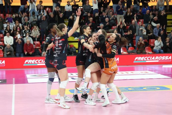 Bartoccini (3) Black Angels ok in quattro set sulle venete. Mondovì manda al tappeto le bustocche (3-1) e ora il campionato si può chiudere a Cremona. Il Presidente Bartoccini: “Confido nel sostegno dei tifosi” Il pomeriggio perfetto. Se fosse un film potrebbe essere questo il titolo per la partita tra la Bartoccini Fortinfissi Perugia e la Ipag S.lle Ramonda Montecchio andata in scena al Palabarton domenica 10 marzo. Le Black Angels devono mettercela tutta per avere la meglio della formazione veneta e alla fine arriva un meritato successo per 3 a 1. Ma non è tutto, dal campo di Mondovì arrivano notizie bellissime per le Black Angels: le padrone di casa hanno la meglio in quattro set sulla inseguitrice Busto Arsizio. Tradotto in soldoni: Perugia torna a +7 sulle bustocche e dunque il primo match point per la promozione in A1 arriverà già nel prossimo turno di Pool promozione, quando le ragazze del Presidente Antonio Bartoccini saranno impegnate sul taraflex della Cremonaufficio Esperia Cremona domenica 17 marzo alle ore 17.00. Servirà una vittoria, non importa con quale punteggio, in Lombardia e si potrà già fare festa grossa. Ma andiamo per gradi. La Bartoccini Fortinfissi coglie questi 3 punti con Montecchio con i parziali di 26-24, 25-21, 22-25 e 25-19. La squadra allenata da coach Buonavita, nonostante sia ormai fuori dai giochi per i play-off, non ha regalato nulla e ha messo sotto pressione Sirressi & company. Primo set vinto ai vantaggi, poi ancora equilibrio nel secondo risolto in favore di Perugia principalmente per qualche imprecisione di troppo da parte della Ipag. Perugia può chiudere nel terzo, ma Montecchio rimonta e allunga riaprendo la contesa. Serve un quarto parziale di gioco, dove qui le Black Angels non fanno però prigionieri. Chiude una battuta di… Lillacci. È il servizio dell’unica perugina in rosa, che oggi non vestiva la maglia di libero, a mettere in crisi la ricezione ospite e a far scendere il sipario sul match. Insomma, come nelle favole. Mvp della sfida una Cogliandro che mette ben 17 punti a referto tra fast, primi tempi e muri. Straordinarie però tutte le ragazze che si aiutano a vicenda e si comportano da grande squadra quale sono. Non resta che darci appuntamento con la storia a Cremona. Nota finale per il pubblico, presente veramente in buonissimo numero presso l’impianto di Pian di Massiano: tifo indiavolato e poi festa finale con le Black Angels per il giro d’onore con la Coppa Italia conquistata a Trieste lo scorso 18 febbraio. CRONACA Montecchio parte forte e costringe la Bartoccini ad inseguire (4-8). La squadra di Giovi denuncia qualche difficoltà in difesa e in attacco non è così pungente. Bartolini e Kosareva provano a rialzare le Black Angels, ma è Traballi a prendere in mano le compagne. Montano con due ace e Cogliandro sotto rete portano avanti Perugia (16-12). Arciprete e Bellia tengono a galla Montecchio. Sirressi le prende tutte, Montecchio però non molla: si va ai vantaggi (24-24). Traballi non sbaglia, il vantaggio, un po’ sudato, è realtà. 26-24, chiude un attacco out delle ospiti. Nel secondo set Montecchio riparte forte e mette in difficoltà Perugia (4-8). Bellia e Arciprete sono le frecce nell’arco di coach Buonavita (ex 3M Perugia), anche se non sempre precise. Le Black Angels provano ad accorciare: Bartolini e Kosareva sembrano le più convinte. Lo diventa anche Traballi (16-14). Perugia prende fiducia e prova ad allungare, Montecchio tiene finché può (25-21). Il terzo set si apre, differentemente dai primi due, all’insegna dell’equilibrio. Montecchio resta un osso duro, ma la Bartoccini sembra aver preso le giuste misure (8-6). Sembra, perché Sirressi e compagne si spengono all’improvviso (12-14). Le ospiti prendono fiducia (14-17). Giovi richiama le sue e prova a dare la scossa: a muro Montecchio è insuperabile. Entra Messaggi e Perugia prova a destarsi. Cogliandro a rete fa valere la sua energia. Entrano Viscioni e Atamah: Perugia tenta la rimonta, che svanisce di fronte agli errori della stessa Viscioni e di Traballi (22-25). Nel quarto set Perugia reagisce subito e mette alle corde Montecchio (11-6). Montano è tornata ai livelli delle ultime partite e la Bartoccini prova a prendere il largo (18-11). Da Mondovì arrivano belle notizie: Busto è finita k.o. e la Bartoccini non si fa sfuggire l’occasione di portarsi a +7. La serie A1 è sempre più vicina (25-19). INTERVISTE Antonio Bartoccini, Presidente della Bartoccini Fortinfissi Perugia: “Abbiamo sofferto, ma quello che conta sono i tre punti e la possibilità di giocarci a Cremona l’obiettivo di stagione. Spero che tanti tifosi ci seguiranno e che riusciremo a centrare questa grande soddisfazione. Cerchiamo di preparaci al meglio”. Asia Cogliandro, centrale della Bartoccini Fortinfissi Perugia: “Sono felice della prestazione e del risultato. Ci aspetta una settimana da vivere intensamente per preparare al meglio una partita che aspettiamo da agosto. Conto sul supporto dei tifosi”. Benedetta Bartolini, centrale della Bartoccini Fortinfissi Perugia: “È stata una partita dura ma vinta con merito. La sconfitta di Busto ci mette nelle migliori condizioni per andarci a giocare la promozione a Cremona. Sarà una settimana ricca di emozioni, per una partita che prepareremo al meglio”. BARTOCCINI FORTINFISSI PERUGIA - IPAG S.LLE RAMONDA MONTECCHIO 3-1 Set: 26-24, 25-21, 22-25, 25-19 BARTOCCINI FORTINFISSI PERUGIA: Messaggi, Traballi 14, Atamah, Lillacci, Viscioni, Ricci 2, Braida, Bartolini 4, Montano 19, Cogliandro 17, Kosareva 14, Sirressi (L). N.e.: Turini. All.: Giovi. Ass.: Marangi IPAG S.LLE RAMONDA MONTECCHIO: Carraro 2, Gueli, Bellia 17, Arciprete 19, Botezat 19, Pandolfi 2, Caruso 10, Gabrielli 1, Mangani 3, Napodano (L). N.e.: Mazzon, Malvicini. All.: Buonavita. Ass.: Cella Arbitri: Riccardo Faia – Giorgia Adamo PERUGIA: b.s. 8, ace 5, ric. pos. 53 %, ric. prf. 26 %, att. 43 %, muri 9 MONTECCHIO: b.s. 13, ace 5, ric. pos. 52 %, ric. prf. 28 %, att. 39 %, muri 12 Durata set: 29’, 29’, 29’, 28’ MVP: Cogliandro (Bartoccini Fortinfissi Perugia)