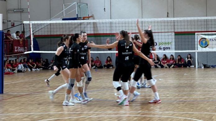 Bartoccini Roma (3) A Terni l’ultimo allenamento congiunto del pre-campionato: la Bartoccini cade ma lancia segnali di crescita. Ora si va verso l’esordio in campionato. Definite le dirette televisive delle prime cinque giornate