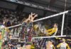 Seduta preventiva in sala pesi e lavoro differenziato con la palla per i Block Devils che, nel primo pomeriggio di oggi, sono partiti alla volta di Padova dove domani, con fischio di inizio alle 17, scenderanno in campo per la seconda giornata del girone di andata di regular season contro la squadra di coach Cuttini. E’ la prima trasferta di campionato per i ragazzi di Angelo Lorenzetti, che puntano a mantenere la “continuità”: è questa ormai la parola d’ordine che ha contraddistinto il percorso dei Campioni d’Italia già dalla pre-season. L’avversario di turno è una compagine giovane, ma che puo’ contare, in cabina di regia, sull’esperienza di un palleggiatore esperto come Marco Falaschi, alla sua seconda stagione consecutiva a Padova. Nella prima giornata di campionato, contro la Cucine Lube Civitanova, ha dimostrato un’ottima intesa con i suoi attaccanti, a cominciare dal giovane schiacciatore croato Marko Sedlaček, che ha chiuso il match come miglior realizzatore della formazione patavina con 14 punti e il 48% in attacco. In doppia cifra anche Veljko Mašulović (12 punti), Fabian Plak (10 punti) e Federico Crosato (11 punti). PRECEDENTI Sono 27 i precedenti tra Perugia e Padova: 23 i match vinti dai Block Devils e 4 dai veneti. L’ultimo scontro diretto risale alla nona giornata del girone di ritorno dello scorso campionato: è stato giocato alla Kioene Arena ed è stato vinto da Perugia 3-0. EX DELLA PARTITA Il palleggiatore Francesco Zoppellari, a Padova nella stagione 2016-2017 e per tre stagioni consecutive dal 2021 al 2024, il libero Alessandro Toscani, a Perugia nella scorsa stagione 2023-24. In panchina Angelo Lorenzetti ha guidato la European Padova nella stagione 2001-2002. DIRETTA DEL MATCH SU VOLLEYBALLWORLD.TV Il match di domani tra Perugia e Padova sarà visibile in diretta streaming sulla piattaforma web Volleyballworld.tv a partire dalle ore 17:00. PROGRAMMAZIONE SU RETESOLE Un’ampia sintesi di Perugia-Padova sarà trasmessa in replica lunedì 07 ottobre alle ore 00:30 e martedì 08 ottobre alle 16:20 sul canale 11 di Rete Sole, televisione ufficiale della Sir Susa Vim Perugia. Lunedì 07 Ottobre alle 21 andrà invece in onda Lunedì Volley, il nuovo format dedicato ai Block Devils. PROBABILI FORMAZIONI: SIR SUSA VIM PERUGIA: Giannelli-Ben Tara, Russo-Loser, Semeniuk, Ishikawa,  Colaci libero. All. Lorenzetti. SONEPAR PADOVA: Falaschi, Masulovic, Plak, Crosato, Porro, Sedlaček, Diez (L). All. Jacopo Cuttini