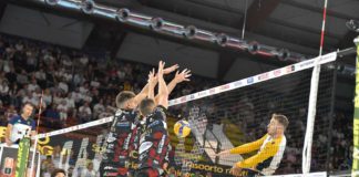 Seduta preventiva in sala pesi e lavoro differenziato con la palla per i Block Devils che, nel primo pomeriggio di oggi, sono partiti alla volta di Padova dove domani, con fischio di inizio alle 17, scenderanno in campo per la seconda giornata del girone di andata di regular season contro la squadra di coach Cuttini. E’ la prima trasferta di campionato per i ragazzi di Angelo Lorenzetti, che puntano a mantenere la “continuità”: è questa ormai la parola d’ordine che ha contraddistinto il percorso dei Campioni d’Italia già dalla pre-season. L’avversario di turno è una compagine giovane, ma che puo’ contare, in cabina di regia, sull’esperienza di un palleggiatore esperto come Marco Falaschi, alla sua seconda stagione consecutiva a Padova. Nella prima giornata di campionato, contro la Cucine Lube Civitanova, ha dimostrato un’ottima intesa con i suoi attaccanti, a cominciare dal giovane schiacciatore croato Marko Sedlaček, che ha chiuso il match come miglior realizzatore della formazione patavina con 14 punti e il 48% in attacco. In doppia cifra anche Veljko Mašulović (12 punti), Fabian Plak (10 punti) e Federico Crosato (11 punti). PRECEDENTI Sono 27 i precedenti tra Perugia e Padova: 23 i match vinti dai Block Devils e 4 dai veneti. L’ultimo scontro diretto risale alla nona giornata del girone di ritorno dello scorso campionato: è stato giocato alla Kioene Arena ed è stato vinto da Perugia 3-0. EX DELLA PARTITA Il palleggiatore Francesco Zoppellari, a Padova nella stagione 2016-2017 e per tre stagioni consecutive dal 2021 al 2024, il libero Alessandro Toscani, a Perugia nella scorsa stagione 2023-24. In panchina Angelo Lorenzetti ha guidato la European Padova nella stagione 2001-2002. DIRETTA DEL MATCH SU VOLLEYBALLWORLD.TV Il match di domani tra Perugia e Padova sarà visibile in diretta streaming sulla piattaforma web Volleyballworld.tv a partire dalle ore 17:00. PROGRAMMAZIONE SU RETESOLE Un’ampia sintesi di Perugia-Padova sarà trasmessa in replica lunedì 07 ottobre alle ore 00:30 e martedì 08 ottobre alle 16:20 sul canale 11 di Rete Sole, televisione ufficiale della Sir Susa Vim Perugia. Lunedì 07 Ottobre alle 21 andrà invece in onda Lunedì Volley, il nuovo format dedicato ai Block Devils. PROBABILI FORMAZIONI: SIR SUSA VIM PERUGIA: Giannelli-Ben Tara, Russo-Loser, Semeniuk, Ishikawa,  Colaci libero. All. Lorenzetti. SONEPAR PADOVA: Falaschi, Masulovic, Plak, Crosato, Porro, Sedlaček, Diez (L). All. Jacopo Cuttini