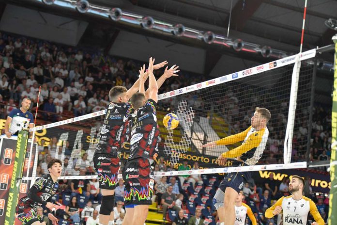 muro sir verona Seduta preventiva in sala pesi e lavoro differenziato con la palla per i Block Devils che, nel primo pomeriggio di oggi, sono partiti alla volta di Padova dove domani, con fischio di inizio alle 17, scenderanno in campo per la seconda giornata del girone di andata di regular season contro la squadra di coach Cuttini. E’ la prima trasferta di campionato per i ragazzi di Angelo Lorenzetti, che puntano a mantenere la “continuità”: è questa ormai la parola d’ordine che ha contraddistinto il percorso dei Campioni d’Italia già dalla pre-season. L’avversario di turno è una compagine giovane, ma che puo’ contare, in cabina di regia, sull’esperienza di un palleggiatore esperto come Marco Falaschi, alla sua seconda stagione consecutiva a Padova. Nella prima giornata di campionato, contro la Cucine Lube Civitanova, ha dimostrato un’ottima intesa con i suoi attaccanti, a cominciare dal giovane schiacciatore croato Marko Sedlaček, che ha chiuso il match come miglior realizzatore della formazione patavina con 14 punti e il 48% in attacco. In doppia cifra anche Veljko Mašulović (12 punti), Fabian Plak (10 punti) e Federico Crosato (11 punti). PRECEDENTI Sono 27 i precedenti tra Perugia e Padova: 23 i match vinti dai Block Devils e 4 dai veneti. L’ultimo scontro diretto risale alla nona giornata del girone di ritorno dello scorso campionato: è stato giocato alla Kioene Arena ed è stato vinto da Perugia 3-0. EX DELLA PARTITA Il palleggiatore Francesco Zoppellari, a Padova nella stagione 2016-2017 e per tre stagioni consecutive dal 2021 al 2024, il libero Alessandro Toscani, a Perugia nella scorsa stagione 2023-24. In panchina Angelo Lorenzetti ha guidato la European Padova nella stagione 2001-2002. DIRETTA DEL MATCH SU VOLLEYBALLWORLD.TV Il match di domani tra Perugia e Padova sarà visibile in diretta streaming sulla piattaforma web Volleyballworld.tv a partire dalle ore 17:00. PROGRAMMAZIONE SU RETESOLE Un’ampia sintesi di Perugia-Padova sarà trasmessa in replica lunedì 07 ottobre alle ore 00:30 e martedì 08 ottobre alle 16:20 sul canale 11 di Rete Sole, televisione ufficiale della Sir Susa Vim Perugia. Lunedì 07 Ottobre alle 21 andrà invece in onda Lunedì Volley, il nuovo format dedicato ai Block Devils. PROBABILI FORMAZIONI: SIR SUSA VIM PERUGIA: Giannelli-Ben Tara, Russo-Loser, Semeniuk, Ishikawa, Colaci libero. All. Lorenzetti. SONEPAR PADOVA: Falaschi, Masulovic, Plak, Crosato, Porro, Sedlaček, Diez (L). All. Jacopo Cuttini