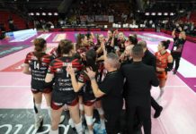 Vittoria al tie-break per la formazione marchigiana. Prestazione di spessore delle Black Angels. Giovi: "Sconfitti ma non perdenti, orgoglioso delle ragazze"