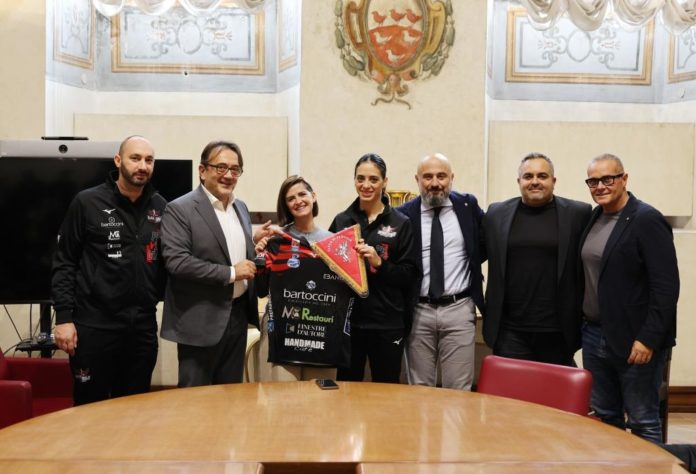 In Sala Rossa scambio di cordialità con la Sindaca Ferdinandi e l'Assessore Vossi attesi al Palabarton contro Vallefoglia