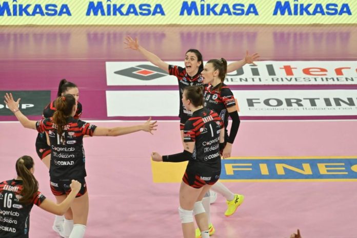 Bartoccini Milano (7) Le Black Angels dall’impegno di sabato sera in casa della squadra di coach Bernardi. Match in diretta su Rai Sport. Corona d’alloro per la neo-dottoressa Imma Sirressi