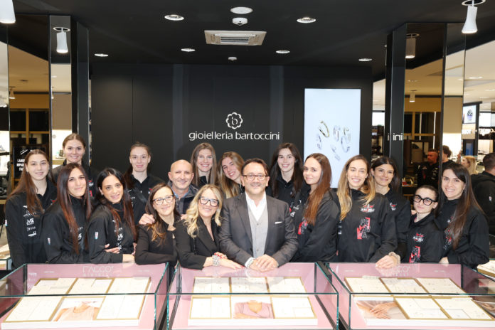 Bartoccini festa 60 anni (1) Al PalaBarton Perugia cerca un primo importantissimo successo nello scontro diretto con le piemontesi. Nell’antivigilia squadra e staff celebrano i 60 anni della Bartoccini Gioiellerie
