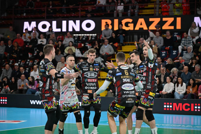 esultanza sir 2 I Block Devils partono lenti e lasciano il primo set, poi recuperano e portano a casa tre punti