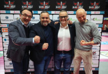 Il Vicepresidente della Bartoccini MC Restauri fa il punto sulla stagione e parla del futuro: "Giovi un predestinato, ha la nostra fiducia. Puntiamo su nuove figure professionali". Sabato sera l'ultima di regular season nella tana di Conegliano Il focus della Bartoccini MC Restauri è tornato sul campo dopo la gioia di mercoledì sera per il raggiungimento della salvezza aritmetica grazie al successo per 3 a 0 su Talmassons. Le Black Angels, in occasione dell'ultimo turno di regular season, sono attese dalla trasferta più probante, almeno sulla carta, quella in casa della capolista Prosecco Doc Imoco Conegliano, formazione che non ha certo bisogno di ulteriori presentazioni. Si gioca sabato 1 marzo alle 20.30 al Pala Verde di Lancenigo (TV). Il match sarà visibile in diretta sulla piattaforma a pagamento Volleyball World TV. Intanto, nel giorno del suo compleanno (auguri), è il Vicepresidente Gianluca Gargaglia a fare il punto della situazione a 360 gradi tra presente e futuro. Si parte ovviamente dalla conquista della permanenza nella massima serie acquisita in maniera ufficiale in questa settimana: "Quello della salvezza è un risultato meritato, faccio i complimenti a tutti, squadra, società e staff tecnico – afferma entusiasta Gargaglia –. Se non avessimo avuto l'infortunio di Traballi, magari anche con una Ungureanu al 100 % dall'inizio, sicuramente avremmo avuto quei 5 o 6 punti in più che ci avrebbero permesso di ottenere prima questo traguardo e magari anche di affacciarci a qualcosa di più ambizioso. Sono comunque molto contento perché il percorso è stato importante. I momenti più emozionanti? Le vittorie in trasferta a Chieri e Roma, ma anche il match casalingo con Busto Arsizio, anche se lo abbiamo perso al tie-break, perché è stato tanta roba, abbiamo giocato una grande pallavolo. I play-off challange sono un'occasione importante che vogliamo sfruttare al massimo e un modo per non finire la stagione già a marzo e stare fermi fino a settembre". A tenere banco sono però anche e soprattutto i piani del club per la prossima stagione e il Vicepresidente non si tira certo indietro: "Nel mondo della pallavolo è difficile per un club come il nostro competere con realtà più importanti. Ci sono società che, pur di acquisire una giocatrice, sono disposte a pagare il doppio dello stipendio. L'obiettivo rimane comunque quello di migliorarci. Aldilà del budget, l'idea potrebbe essere quella di affidarsi a nuove figure professionali, come quella dello scout, che possa lavorare, non solo attraverso i video ma anche recandosi di persona nei vari palazzetti, per visualizzare giovani profili che possano fare al caso nostro. Vogliamo puntare su giovani talenti, in modo che la società possa acquisirne la proprietà e avere una maggiore continuità di rendimento. Perugia, ad oggi, è un'occasione per giovani giocatrici che, di solito, sono di proprietà di altre società e una volta valorizzate, vuoi per proposte di mercato o per scelte di proprietà, non possiamo averne continuità di utilizzo. Ne sono un esempio Nwakalor e Montibeller nel recente passato, ma possiamo fare riferimento anche alle stesse Nemeth e Cekulaev. Per il futuro cerchiamo di organizzarci meglio dal punto di vista societario, non solo nell'aumentare il budget, ma anche investendo in figure professionali in grado di andare a selezionare, soprattutto all'estero, giocatrici di qualità che possano poi crescere con noi e darci una continuità di utilizzo, o anche un introito economico attraverso la vendita del cartellino ed accrescere così la potenzialità del club. Purtroppo, noi non possiamo partecipare alle aste, dobbiamo trovare soluzioni diverse e innovative per colmare il divario che abbiamo da altre squadre. Dunque, l'obiettivo per la prossima stagione sarà quello di alzare un po' l'asticella e trovare qualche posizione migliore pensando anche all'idea di andare a fare i play-off". Sul grande percorso delle Black Angels al ritorno in massima serie dopo un anno di A2, c'è ovviamente la firma ben visibile del tecnico Andrea Giovi. Sul futuro dell'allenatore Gargaglia si esprime così: "Giovi è un predestinato e ha sempre goduto della fiducia della società anche nei momenti più difficili. La volontà di continuare questo percorso insieme a lui è chiara da parte del club, parleremo molto presto con il tecnico". E sulla permanenza delle attuali giocatrici? "Ci sono delle valutazioni da fare, sono giorni particolari – dice il dirigente –. Faremo il possibile per costruire una squadra all'altezza delle aspettative della gente e della società". Un altro fattore molto positivo riguarda l'ottima affluenza di pubblico al Pala Barton Energy in occasione delle gare casalinghe delle Black Angels: "Sono orgoglioso di quello che è stato fatto, ringrazio il pubblico di Perugia ma soprattutto la nostra responsabile marketing Alice Merli che ha tradotto nel concreto un lavoro che la società aveva iniziato prima del suo arrivo, cioè quello di diffondere la Bartoccini MC Restauri tra le scuole e le società dilettantistiche. Vogliamo continuare su questa strada". DIRETTA STREAMING SU VOLLEYBALL WORLD TV La sfida tra Conegliano e Perugia di sabato 1 marzo sarà trasmessa sulla piattaforma a pagamento Volleyball World TV. DESIGNAZIONE ARBITRALE Il match tra Prosecco Doc Imoco Conegliano e Bartoccini MC Restauri Perugia è stato affidato alla direzione arbitrale della coppia formata da Alessandro Cerra e Antonio Giovanni Marigliano. Al video check c'è Alberto Libralesso, mentre al segnapunti elettronico Maria Grazia Amoroso. PROBABILI FORMAZIONI Prosecco Doc Imoco Conegliano: Wolosz – Haak, Chcirichella – Fahr, Lanier – Lukasik, De Gennaro (L). All.: Santarelli. Ass.: Barbato Bartoccini MC Restauri Perugia: Ricci – Nemeth, Bartolini – Cekulaev, Traballi – Ungureanu, Sirressi (L). All.: Giovi. Ass.: Marangi