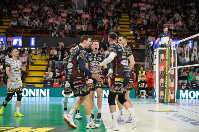 sir I Block Devils concedono un solo set ai brianzoli. Continua il testa a testa con Trento, decisiva l'ultima giornata