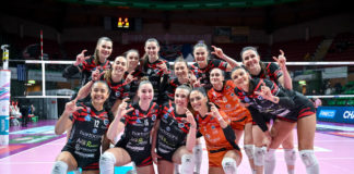 La Bartoccini MC Restauri coglie un importante successo all'esordio nei play-off challenge. Nel match di ritorno basterà vincere un set per proseguire l'avventura