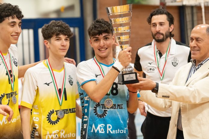 Il-capitano-Cricco-solleva-la-Coppa-di-Campione-Regionale-Under-17