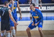 Il palleggiatore guiderà l'Italia nella semifinale contro la Slovenia, lo schiacciatore farà lo stesso con la Polonia Prosegue il percorso nella Volleyball Nations League dei due alfieri della Sir Safety Perugia, a cominciare dal capitano, Simone Giannelli, che guida la nazionale azzurra, con cui è approdato in semifinale dopo aver battuto Cuba 3-1 nei quarti. Il percorso prosegue anche per lo schiacciatore di casa bianconera, Kamil Semeniuk, che con la sua nazionale polacca ha conquistato il pass per la semifinale battendo in 3 set il Giappone di Yuki Ishikawa nel match dei quarti che si è disputato proprio ieri. Doppio appuntamento domani, sabato 2 agosto 2025, per seguire le partite dei due Block Devils. Si comincia con l'Italia, che affronterà la Slovenia alle 09 orario italiano (15 ora locale) sul taraflex di Ningbo, in Cina. La Polonia scenderà in campo invece alle 13 orario italiano (19 ora locale). Al via la vendita libera Da oggi, venerdì 1° agosto, è scattata intanto la vendita libera degli abbonamenti per seguire tutte le partite casalinghe dei Block Devils. Anche quest'anno il club ha previsto la FORMULA UNICA per abbonarsi alle partite casalinghe, di campionato, Coppa Italia e Champions. Gli abbonamenti stagionali saranno in vendita online direttamente dal sito www.vivaticket.it e nei punti vendita vivaticket (per trovare il più vicino verificare al seguente link https://shop.vivaticket.com/it/ricercapv). Chi si abbona partecipa di diritto al concorso, ideato dal presidente Gino Sirci, che mette a disposizione 10 posti per viaggiare al seguito della squadra in occasione della Supercoppa, che quest'anno si disputerà in Arabia Saudita, e altri 10 per seguire i Block Devils al Mondiale per club! Un motivo in più per abbonarsi e non lasciarsi sfuggire un'occasione unica nel suo genere.