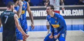 Il palleggiatore guiderà l'Italia nella semifinale contro la Slovenia, lo schiacciatore farà lo stesso con la Polonia Prosegue il percorso nella Volleyball Nations League dei due alfieri della Sir Safety Perugia, a cominciare dal capitano, Simone Giannelli, che guida la nazionale azzurra, con cui è approdato in semifinale dopo aver battuto Cuba 3-1 nei quarti. Il percorso prosegue anche per lo schiacciatore di casa bianconera, Kamil Semeniuk, che con la sua nazionale polacca ha conquistato il pass per la semifinale battendo in 3 set il Giappone di Yuki Ishikawa nel match dei quarti che si è disputato proprio ieri. Doppio appuntamento domani, sabato 2 agosto 2025, per seguire le partite dei due Block Devils. Si comincia con l'Italia, che affronterà la Slovenia alle 09 orario italiano (15 ora locale) sul taraflex di Ningbo, in Cina. La Polonia scenderà in campo invece alle 13 orario italiano (19 ora locale). Al via la vendita libera Da oggi, venerdì 1° agosto, è scattata intanto la vendita libera degli abbonamenti per seguire tutte le partite casalinghe dei Block Devils. Anche quest'anno il club ha previsto la FORMULA UNICA per abbonarsi alle partite casalinghe, di campionato, Coppa Italia e Champions. Gli abbonamenti stagionali saranno in vendita online direttamente dal sito www.vivaticket.it e nei punti vendita vivaticket (per trovare il più vicino verificare al seguente link https://shop.vivaticket.com/it/ricercapv). Chi si abbona partecipa di diritto al concorso, ideato dal presidente Gino Sirci, che mette a disposizione 10 posti per viaggiare al seguito della squadra in occasione della Supercoppa, che quest'anno si disputerà in Arabia Saudita, e altri 10 per seguire i Block Devils al Mondiale per club! Un motivo in più per abbonarsi e non lasciarsi sfuggire un'occasione unica nel suo genere.