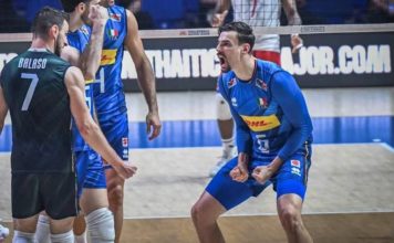 Il palleggiatore guiderà l'Italia nella semifinale contro la Slovenia, lo schiacciatore farà lo stesso con la Polonia Prosegue il percorso nella Volleyball Nations League dei due alfieri della Sir Safety Perugia, a cominciare dal capitano, Simone Giannelli, che guida la nazionale azzurra, con cui è approdato in semifinale dopo aver battuto Cuba 3-1 nei quarti. Il percorso prosegue anche per lo schiacciatore di casa bianconera, Kamil Semeniuk, che con la sua nazionale polacca ha conquistato il pass per la semifinale battendo in 3 set il Giappone di Yuki Ishikawa nel match dei quarti che si è disputato proprio ieri. Doppio appuntamento domani, sabato 2 agosto 2025, per seguire le partite dei due Block Devils. Si comincia con l'Italia, che affronterà la Slovenia alle 09 orario italiano (15 ora locale) sul taraflex di Ningbo, in Cina. La Polonia scenderà in campo invece alle 13 orario italiano (19 ora locale). Al via la vendita libera Da oggi, venerdì 1° agosto, è scattata intanto la vendita libera degli abbonamenti per seguire tutte le partite casalinghe dei Block Devils. Anche quest'anno il club ha previsto la FORMULA UNICA per abbonarsi alle partite casalinghe, di campionato, Coppa Italia e Champions. Gli abbonamenti stagionali saranno in vendita online direttamente dal sito www.vivaticket.it e nei punti vendita vivaticket (per trovare il più vicino verificare al seguente link https://shop.vivaticket.com/it/ricercapv). Chi si abbona partecipa di diritto al concorso, ideato dal presidente Gino Sirci, che mette a disposizione 10 posti per viaggiare al seguito della squadra in occasione della Supercoppa, che quest'anno si disputerà in Arabia Saudita, e altri 10 per seguire i Block Devils al Mondiale per club! Un motivo in più per abbonarsi e non lasciarsi sfuggire un'occasione unica nel suo genere.