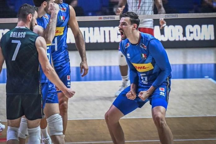 giannelli italia Il palleggiatore guiderà l'Italia nella semifinale contro la Slovenia, lo schiacciatore farà lo stesso con la Polonia Prosegue il percorso nella Volleyball Nations League dei due alfieri della Sir Safety Perugia, a cominciare dal capitano, Simone Giannelli, che guida la nazionale azzurra, con cui è approdato in semifinale dopo aver battuto Cuba 3-1 nei quarti. Il percorso prosegue anche per lo schiacciatore di casa bianconera, Kamil Semeniuk, che con la sua nazionale polacca ha conquistato il pass per la semifinale battendo in 3 set il Giappone di Yuki Ishikawa nel match dei quarti che si è disputato proprio ieri. Doppio appuntamento domani, sabato 2 agosto 2025, per seguire le partite dei due Block Devils. Si comincia con l'Italia, che affronterà la Slovenia alle 09 orario italiano (15 ora locale) sul taraflex di Ningbo, in Cina. La Polonia scenderà in campo invece alle 13 orario italiano (19 ora locale). Al via la vendita libera Da oggi, venerdì 1° agosto, è scattata intanto la vendita libera degli abbonamenti per seguire tutte le partite casalinghe dei Block Devils. Anche quest'anno il club ha previsto la FORMULA UNICA per abbonarsi alle partite casalinghe, di campionato, Coppa Italia e Champions. Gli abbonamenti stagionali saranno in vendita online direttamente dal sito www.vivaticket.it e nei punti vendita vivaticket (per trovare il più vicino verificare al seguente link https://shop.vivaticket.com/it/ricercapv). Chi si abbona partecipa di diritto al concorso, ideato dal presidente Gino Sirci, che mette a disposizione 10 posti per viaggiare al seguito della squadra in occasione della Supercoppa, che quest'anno si disputerà in Arabia Saudita, e altri 10 per seguire i Block Devils al Mondiale per club! Un motivo in più per abbonarsi e non lasciarsi sfuggire un'occasione unica nel suo genere.