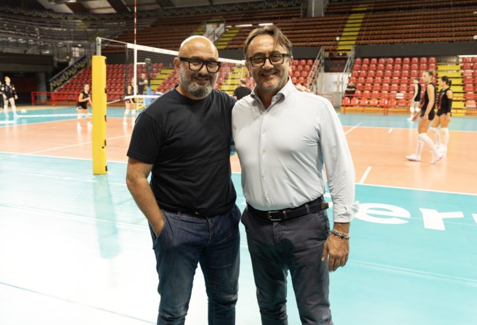 Vossi_Bartoccini Ad accogliere il rappresentante del Comune il Presidente Bartoccini, il Vice Iacone e il title sponsor Covarelli. Giovedì a Cervia la prima amichevole contro la neopromossa San Giovanni in Marignano