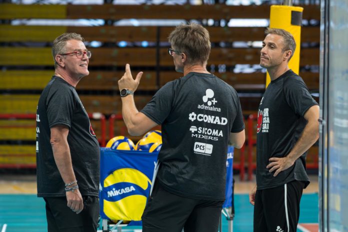 Massimo COLACI, Angelo LORENZETTI, e Massimiliano GIACCARDI Il Vice allenatore della Sir Giaccardi: «Allenamenti congiunti importanti per mettere in campo quanto fatto finora. Gruppo motivato, nuovi già integrati e giovani del vivaio fondamentali»