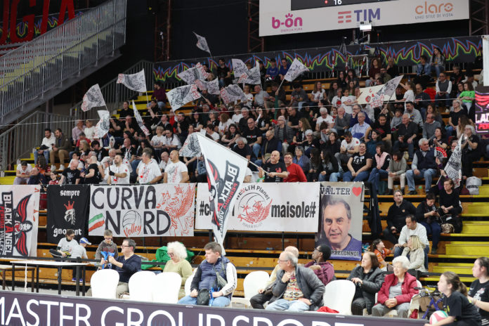 Dopo un ottimo precampionato, le ragazze di Giovi inaugurano la nuova stagione contro la Megabox di coach Pistola. Sirressi: 