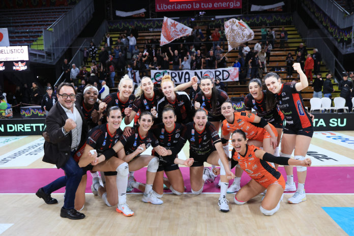 Bartoccini-MC Restauri Perugia x Igor Gorgonzola Novara 09.nov.2 La Bartoccini MC Restauri vince in rimonta contro il blasonato avversario. Due punti che rilanciano le quotazioni di Perugia, l’Mvp Perinelli: “Ora serve continuità”